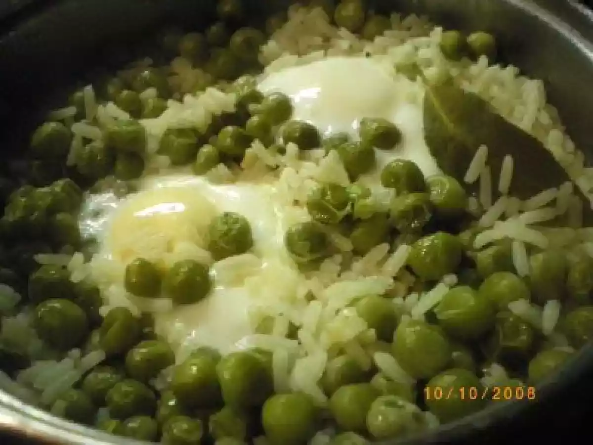 Arroz de ervilhas com ovos escalfados