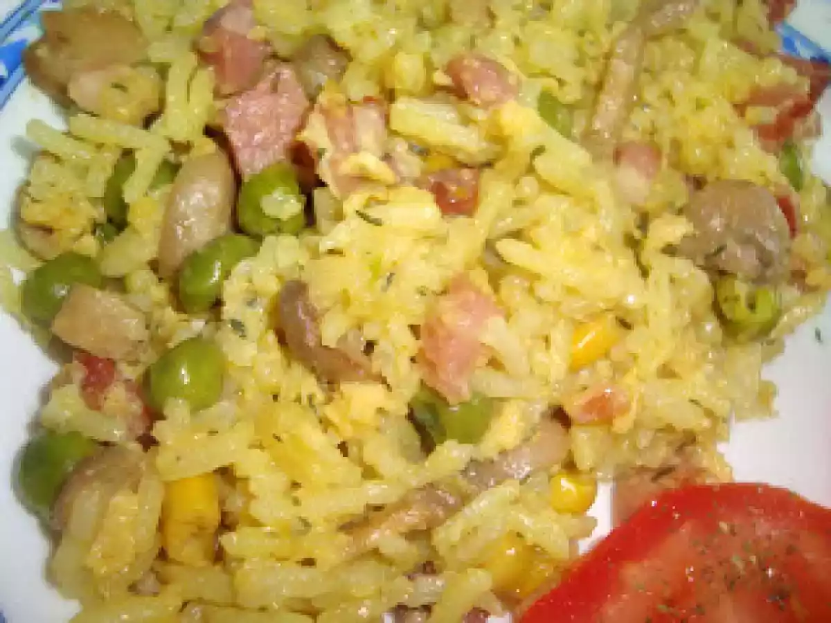 Arroz de ervilhas, milho e pimento com ovo, bacon e cogumelos