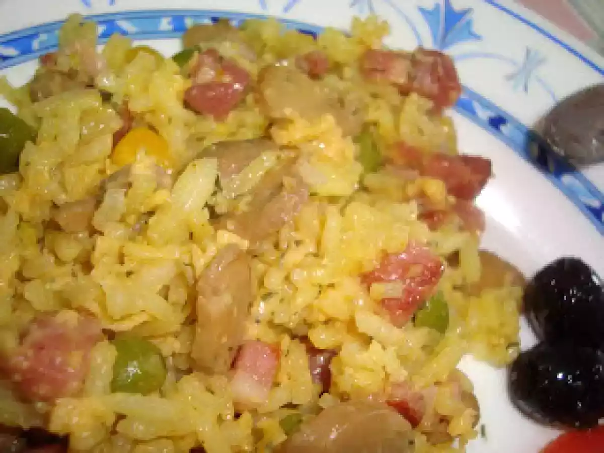 Arroz de ervilhas, milho e pimento com ovo, bacon e cogumelos - foto 2