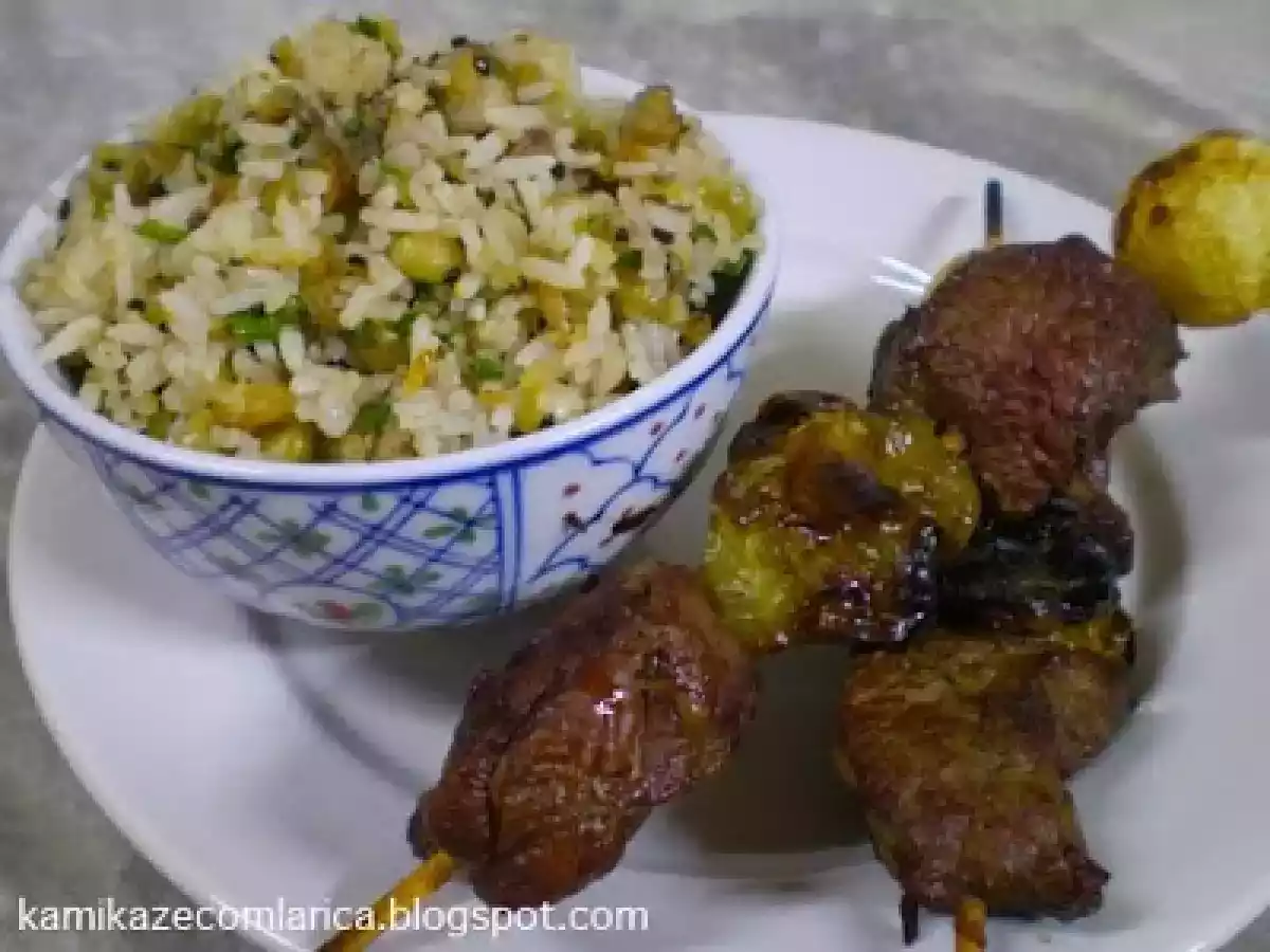 Arroz de lascas de bacalhau com ervilhas e espetos de carne
