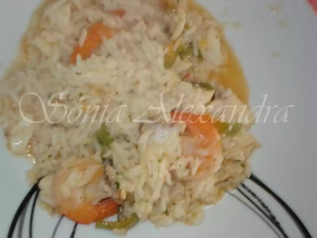 ARROZ DE PEIXE E GAMBAS, POLVILHADO DE COENTROS... - foto 2
