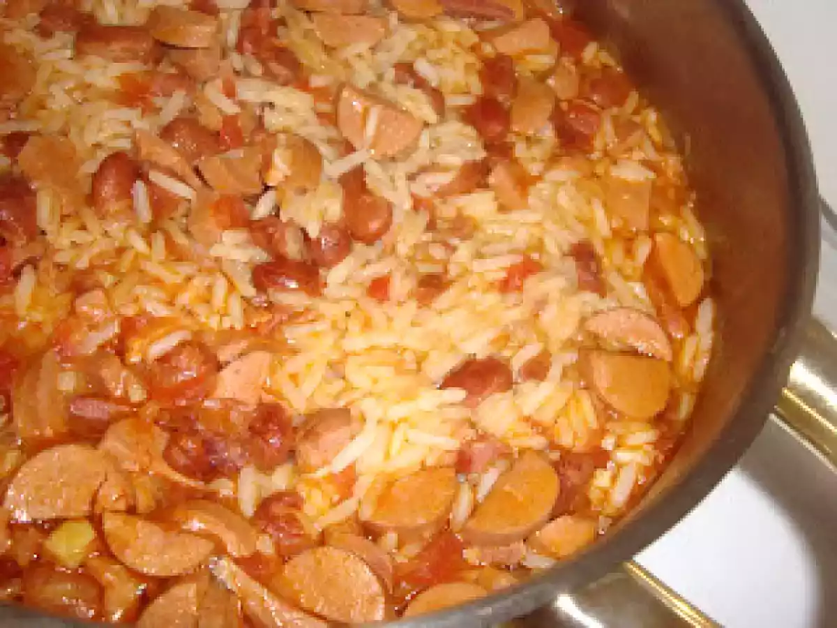 Arroz de salsichas com feijão manteiga