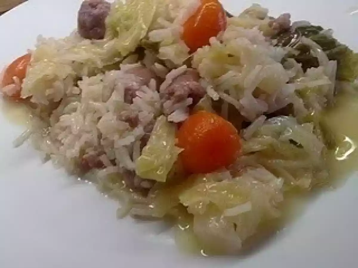 Arroz de salsichas com repolho