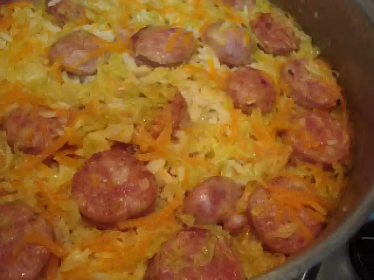 Arroz de salsichas frescas com couve lombarda e cenoura