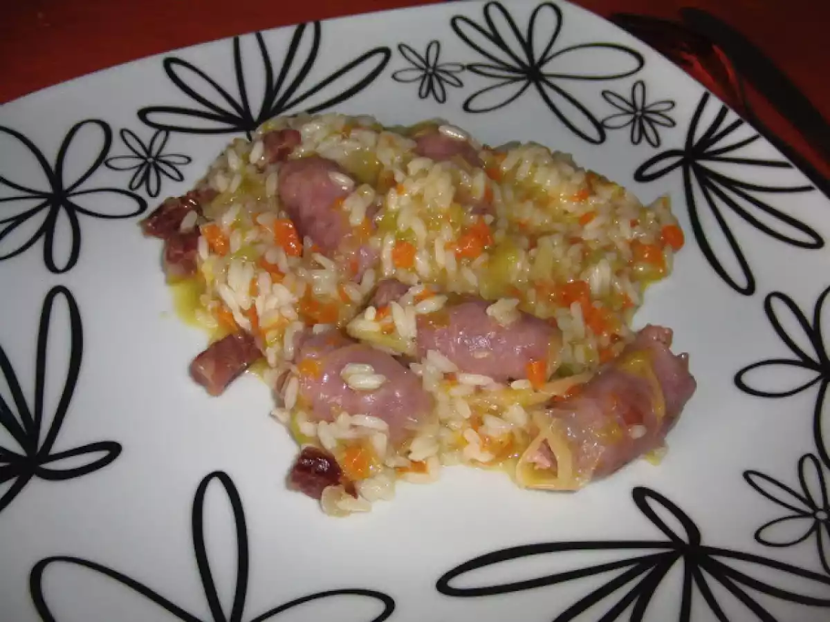 Arroz de salsichas frescas e legumes