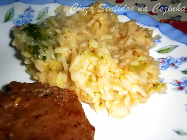 Arroz de tomate e bróculos
