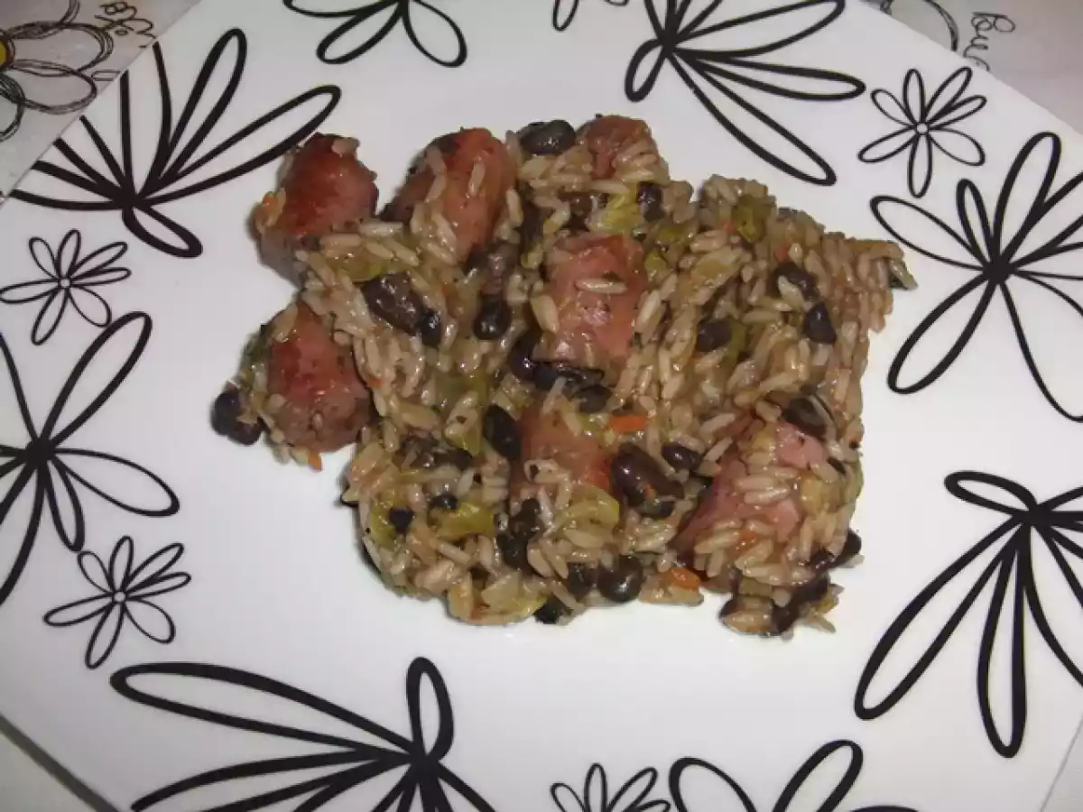 Arroz exótico de feijão preto com salsichas e lombardo