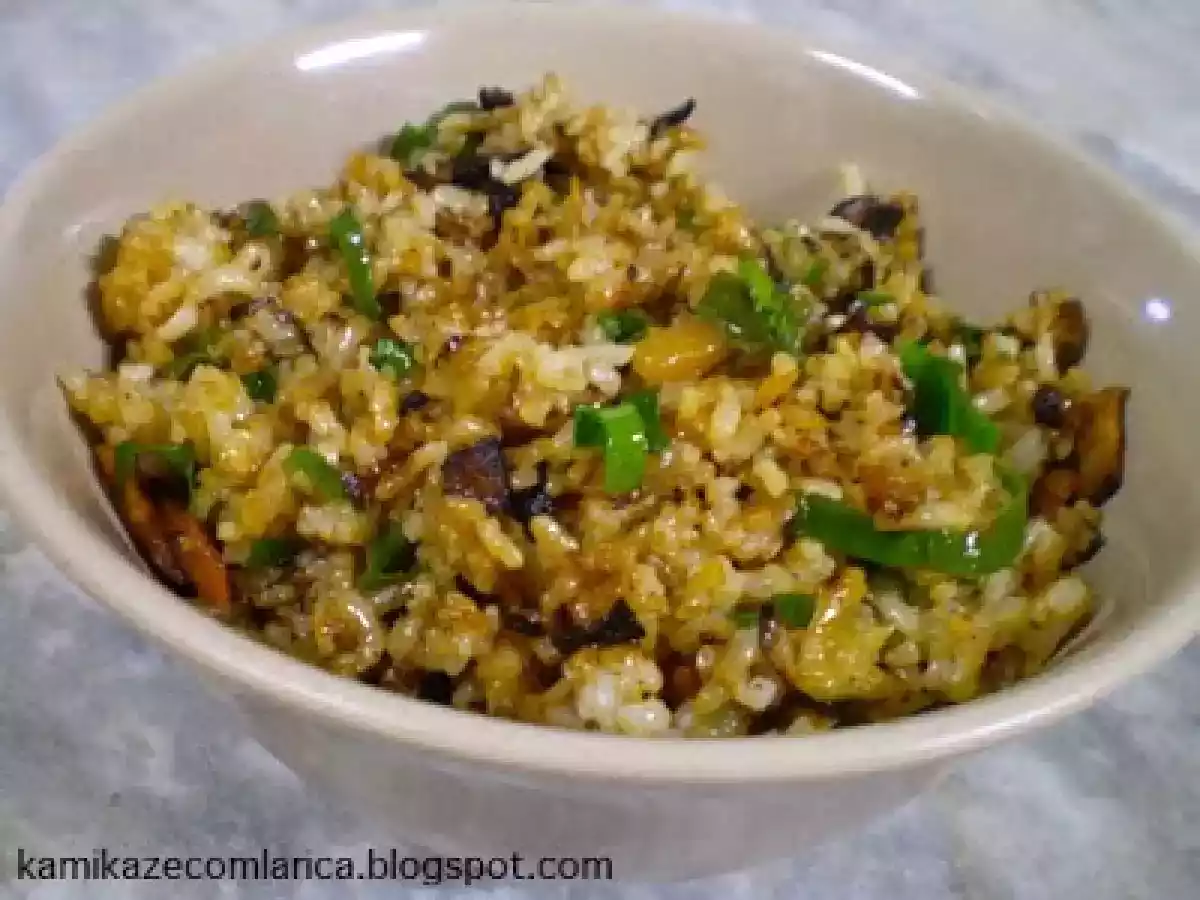 Arroz frito com legumes e alho acompanhado de frango chinês
