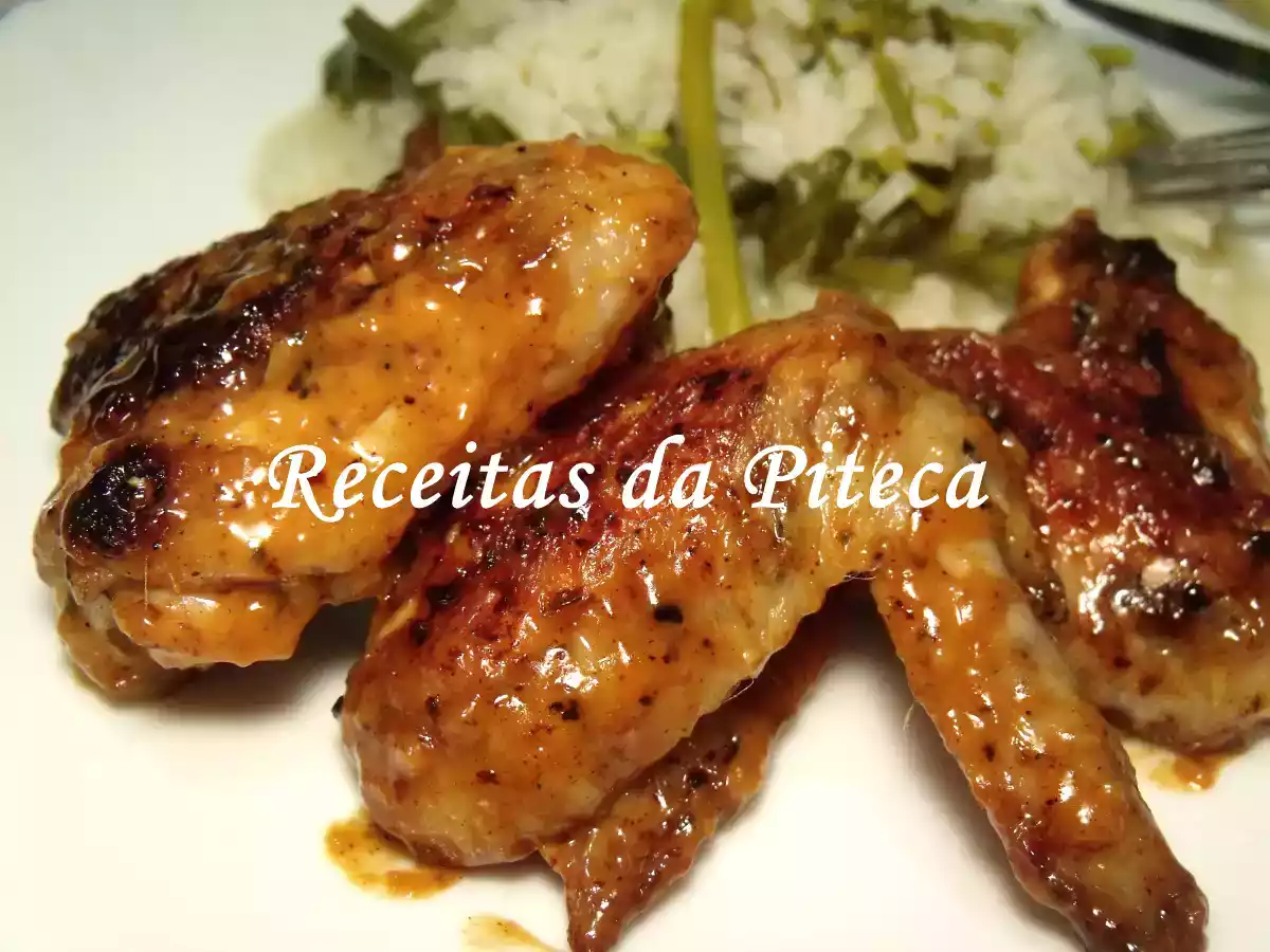 Asas de frango grelhadas com molho barbecue de coentros e alho