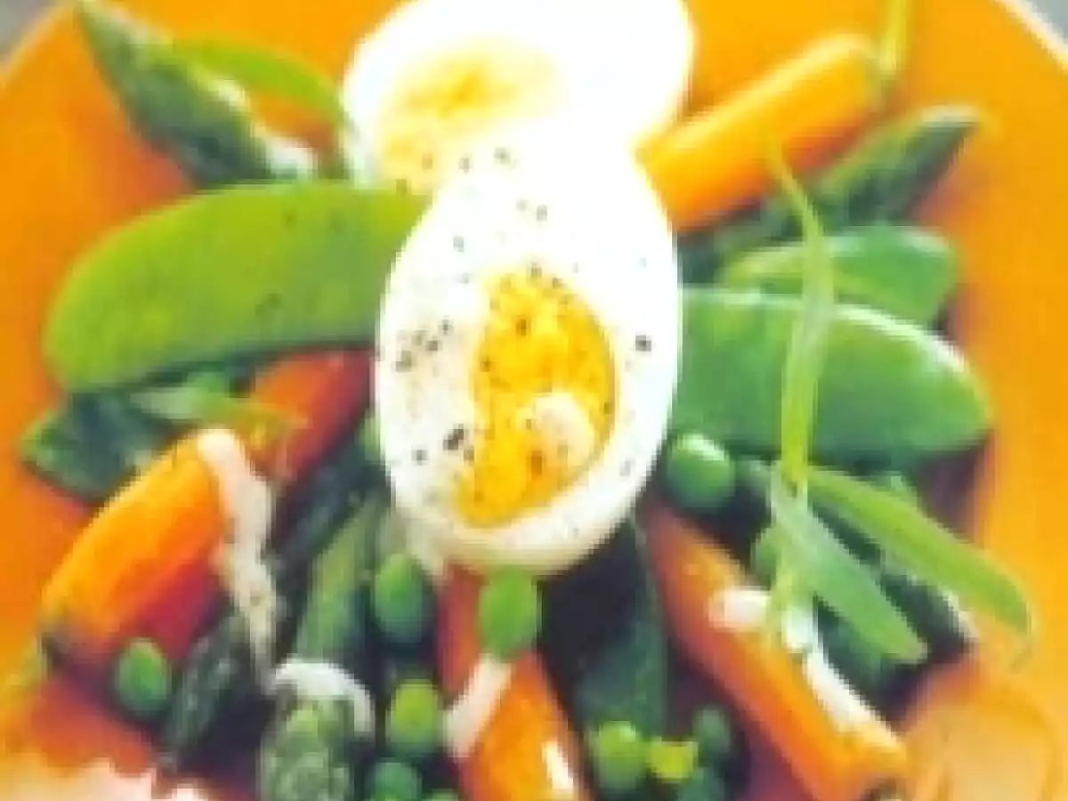 Aspargos, ovos cozidos e verduras da estação