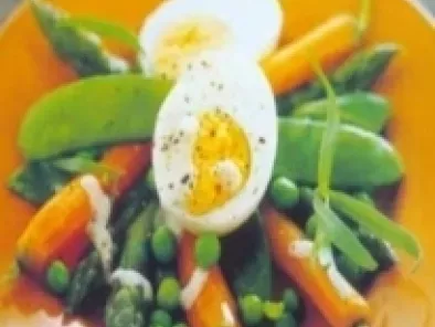 Aspargos, ovos cozidos e verduras da estação
