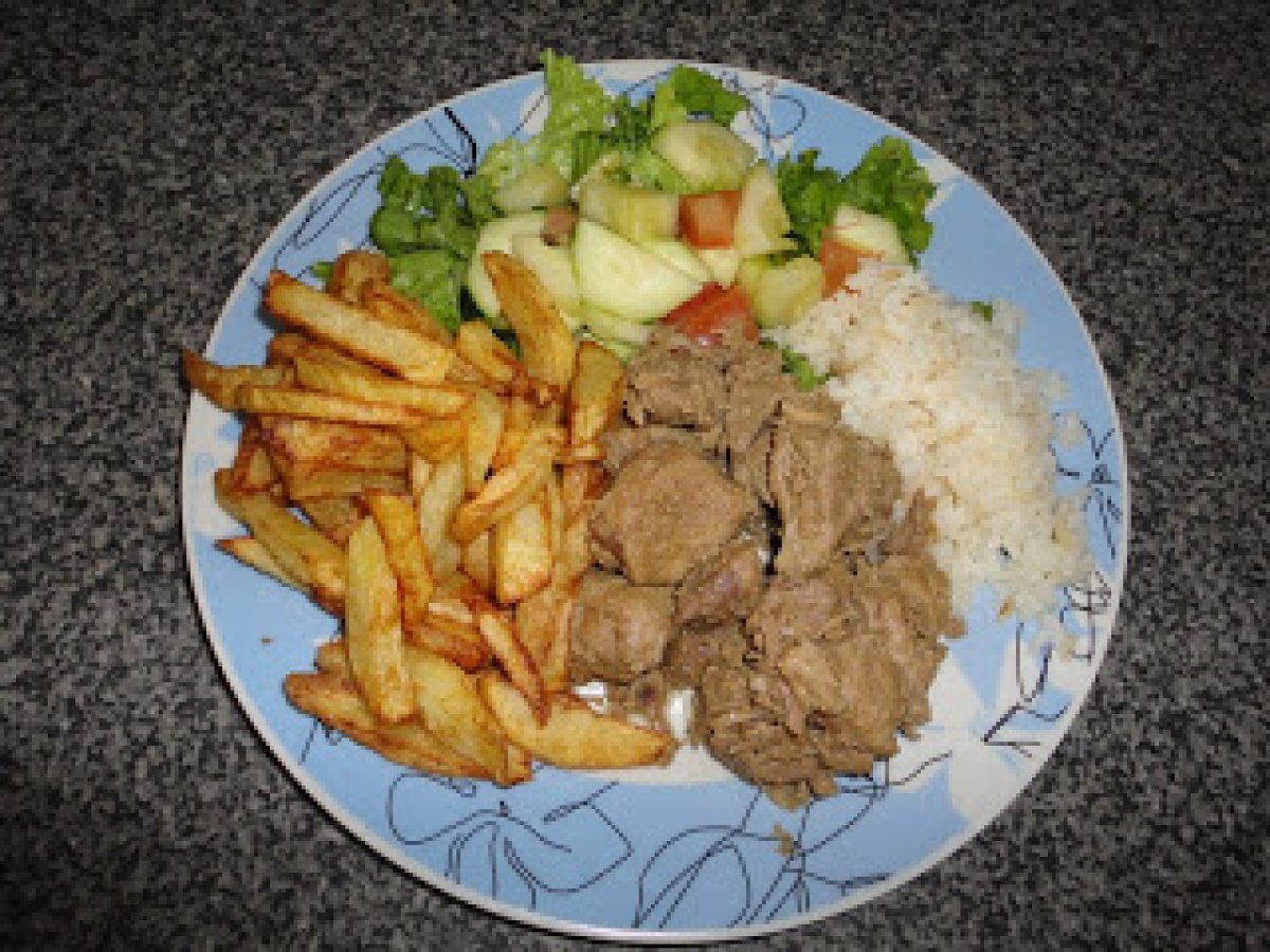 Assaduras com Arroz, Batata Frita e Salada