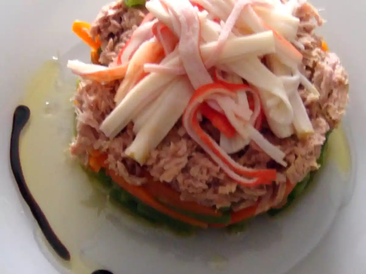 Atum com feijão verde e cenouras salteadas