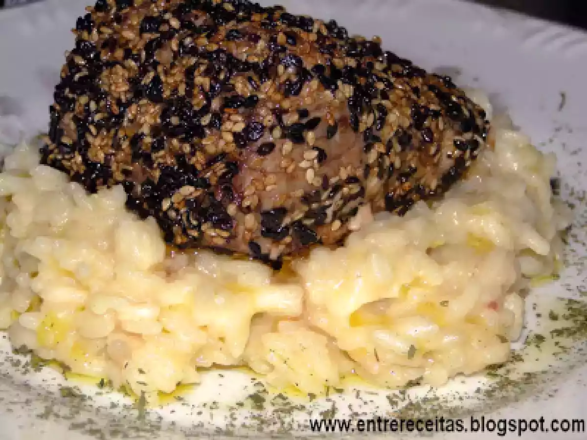 Atum na crosta de gergelim com risoto de alho e queijo