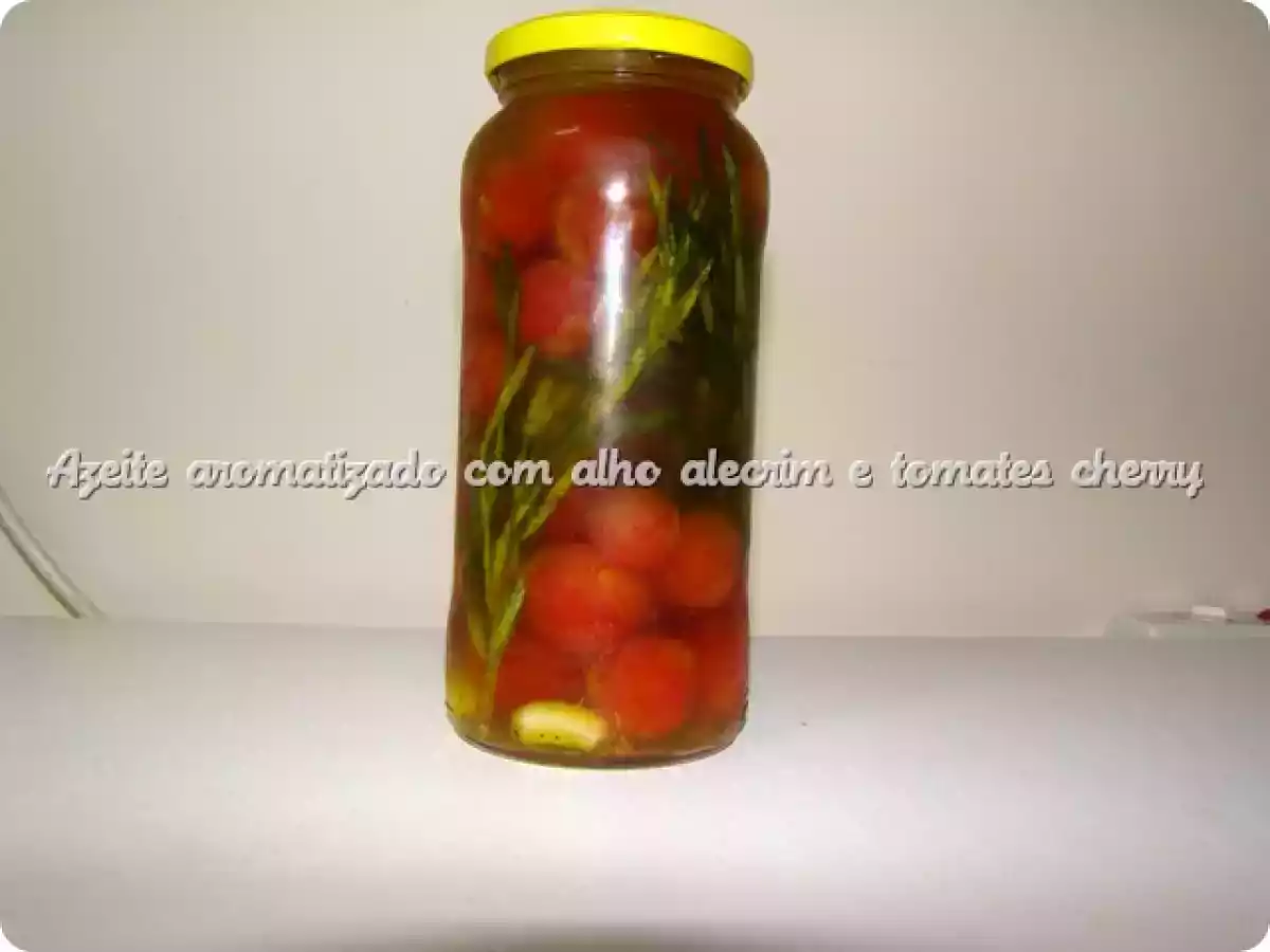 Azeite aromatizado com alho alecrim e tomates cherry