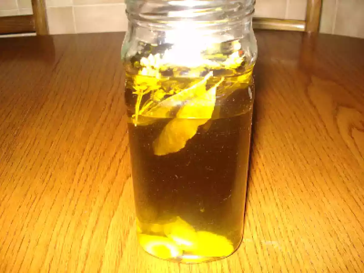 AZEITE AROMATIZADO DE ALHO, OREGÃOS E LOURO...
