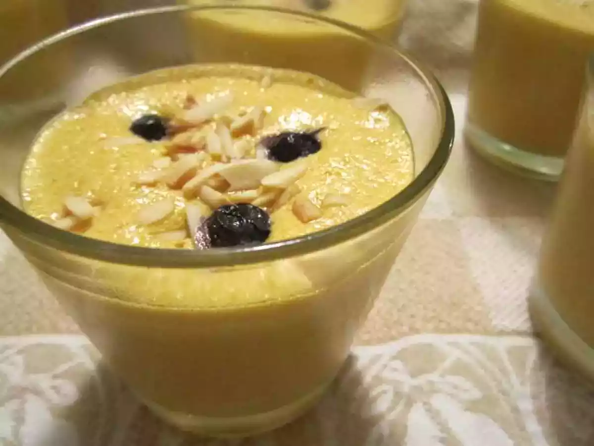 Baba de camelo com amêndoa torrada e mirtilos