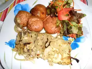 Bacalhau assado no forno com batatinhas a murro