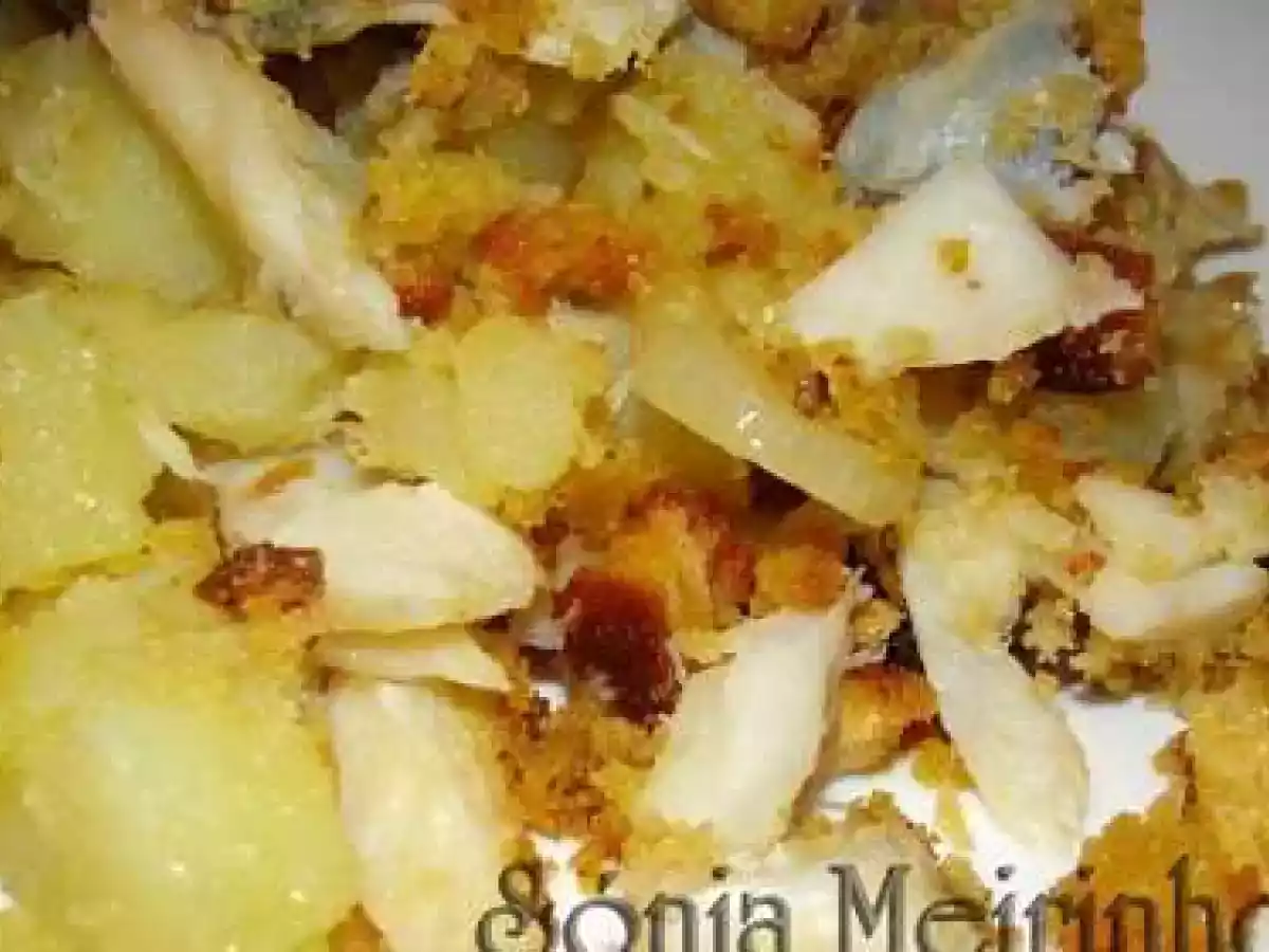 Bacalhau com batatas no forno com crosta de broa - foto 2