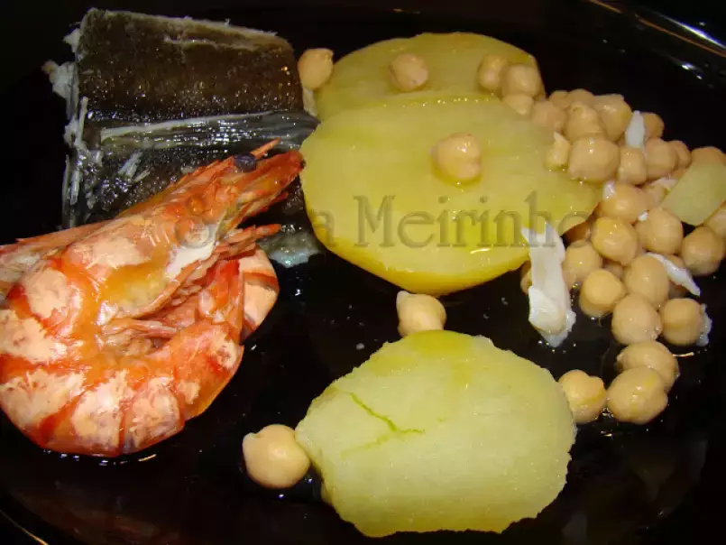 Bacalhau Cozido acompanhado de Batatas, Grão e Camarões - foto 4