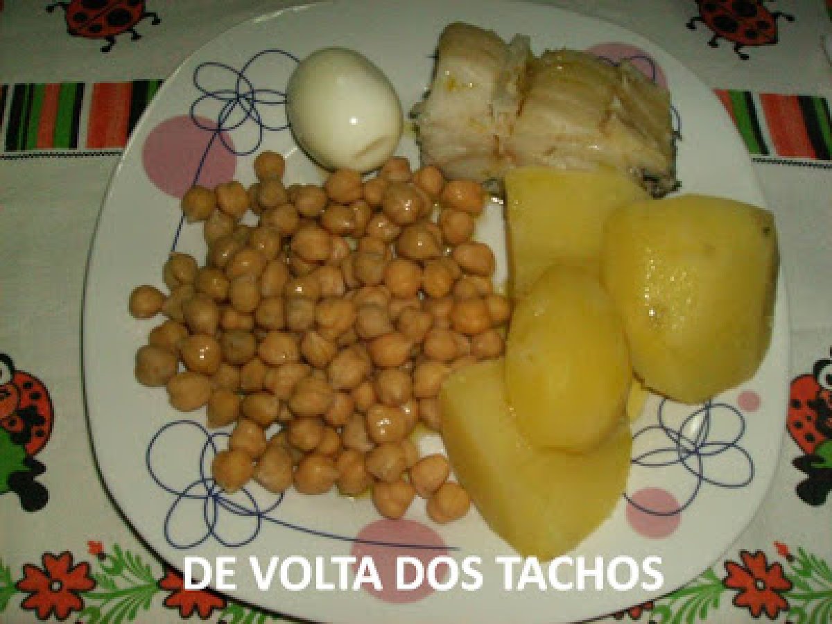 BACALHAU COZIDO COM GRÃO DE BICO