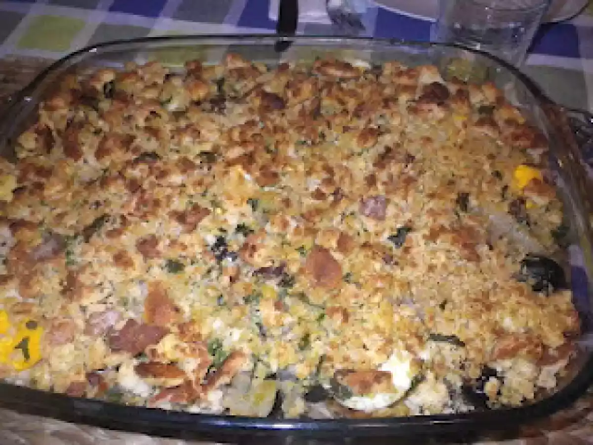 Bacalhau desfiado com cebolada em cama de couve e broa