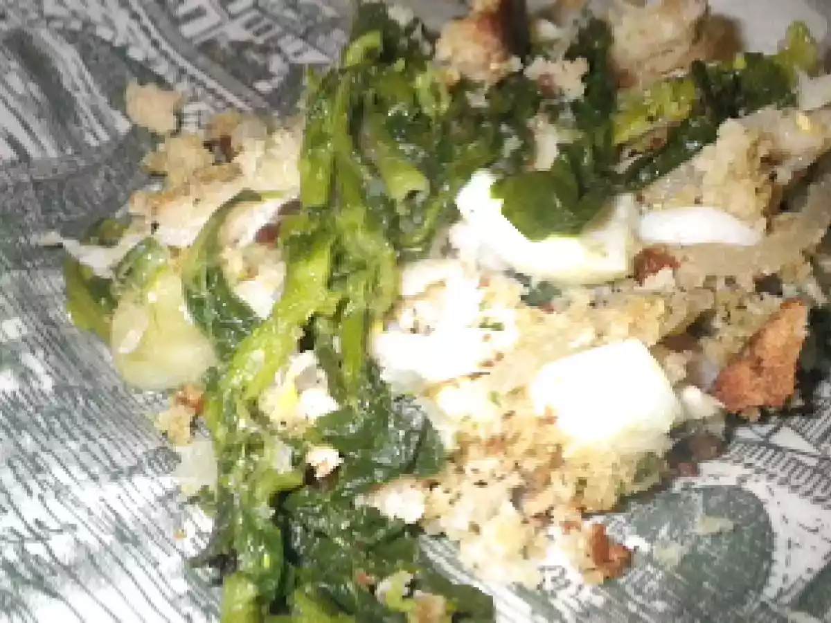 Bacalhau desfiado com cebolada em cama de grelos com crosta de broa aromatizada
