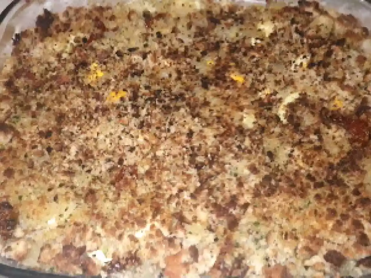 Bacalhau desfiado com cebolada em cama de grelos com crosta de broa aromatizada - foto 2