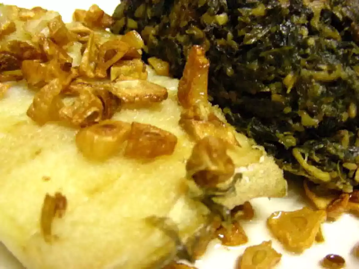 Bacalhau dourado com alhos crocantes acompanhado com esparregado de espinafres