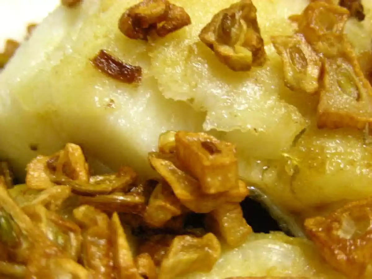 Bacalhau dourado com alhos crocantes acompanhado com esparregado de espinafres - foto 2
