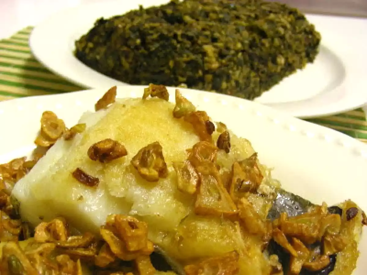 Bacalhau dourado com alhos crocantes acompanhado com esparregado de espinafres - foto 3