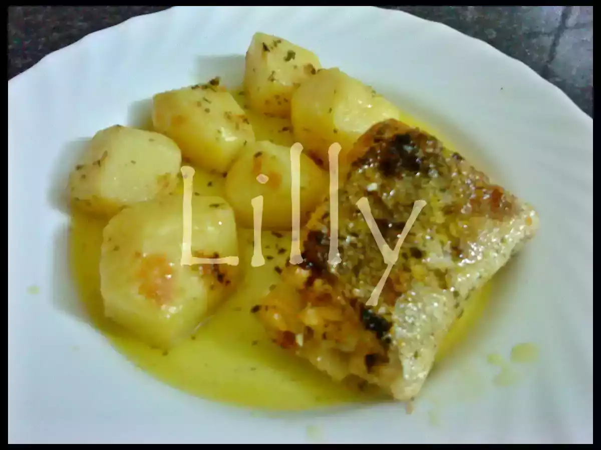 BACALHAU DOURADO NO FORNO COM BATATINHAS PERFURMADO COM SALSA