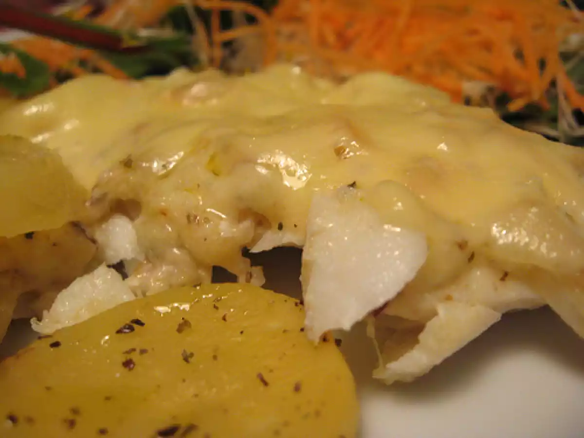 Bacalhau fresco ao forno com batatas e queijo