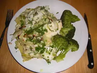 Bacalhau fresco com batatas a cebolas charlotte assado no forno