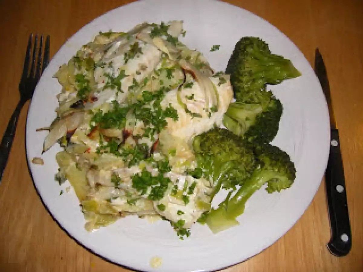 Bacalhau Fresco com Batatas a Cebolas Charlotte Assado no Forno