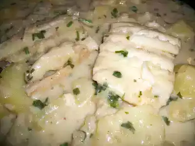 Bacalhau fresco com batatas cozinhado em rose