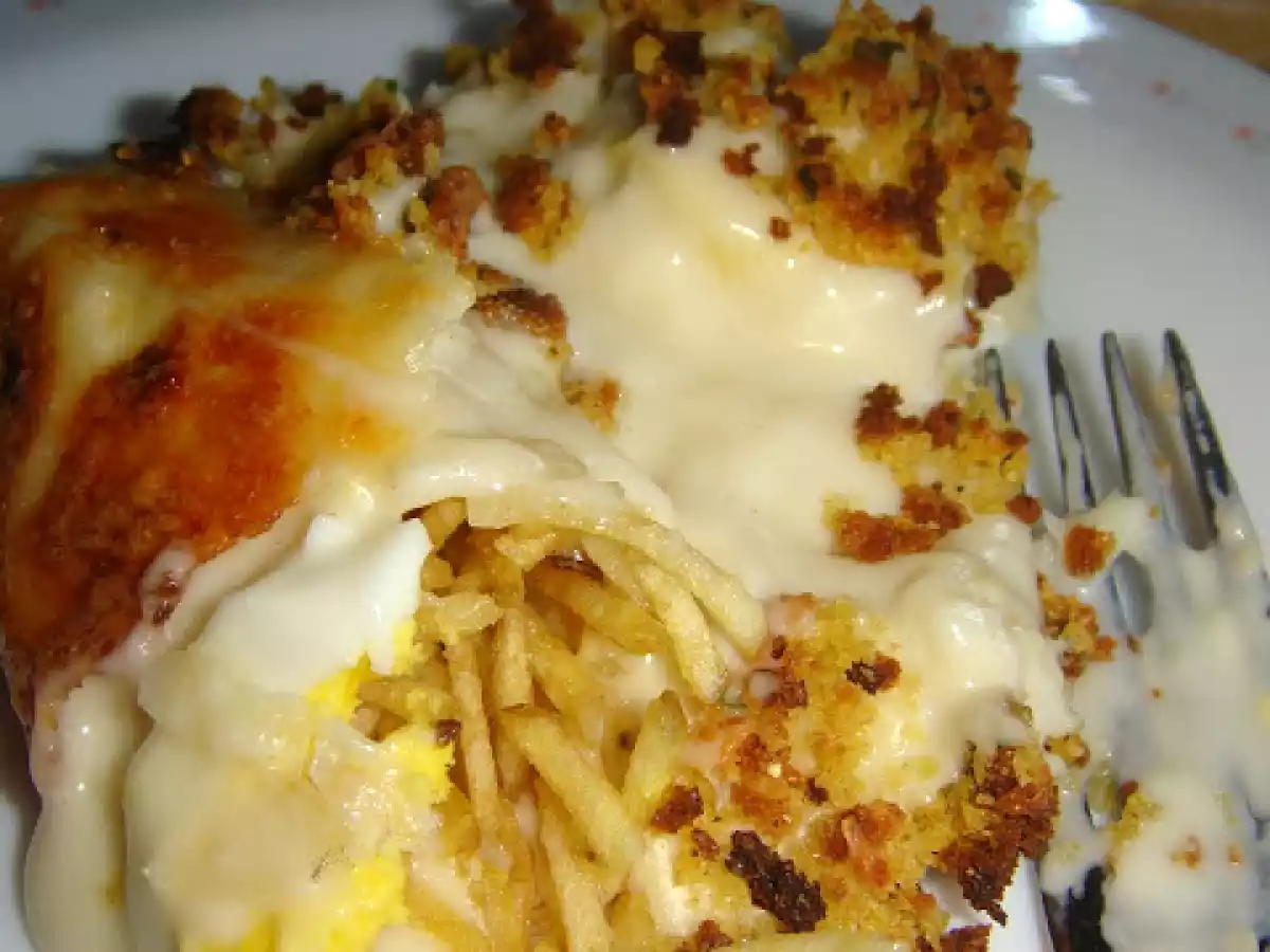 Bacalhau Gratinado com Batata Palha e Crocante de Broa de Milho Aromatizada