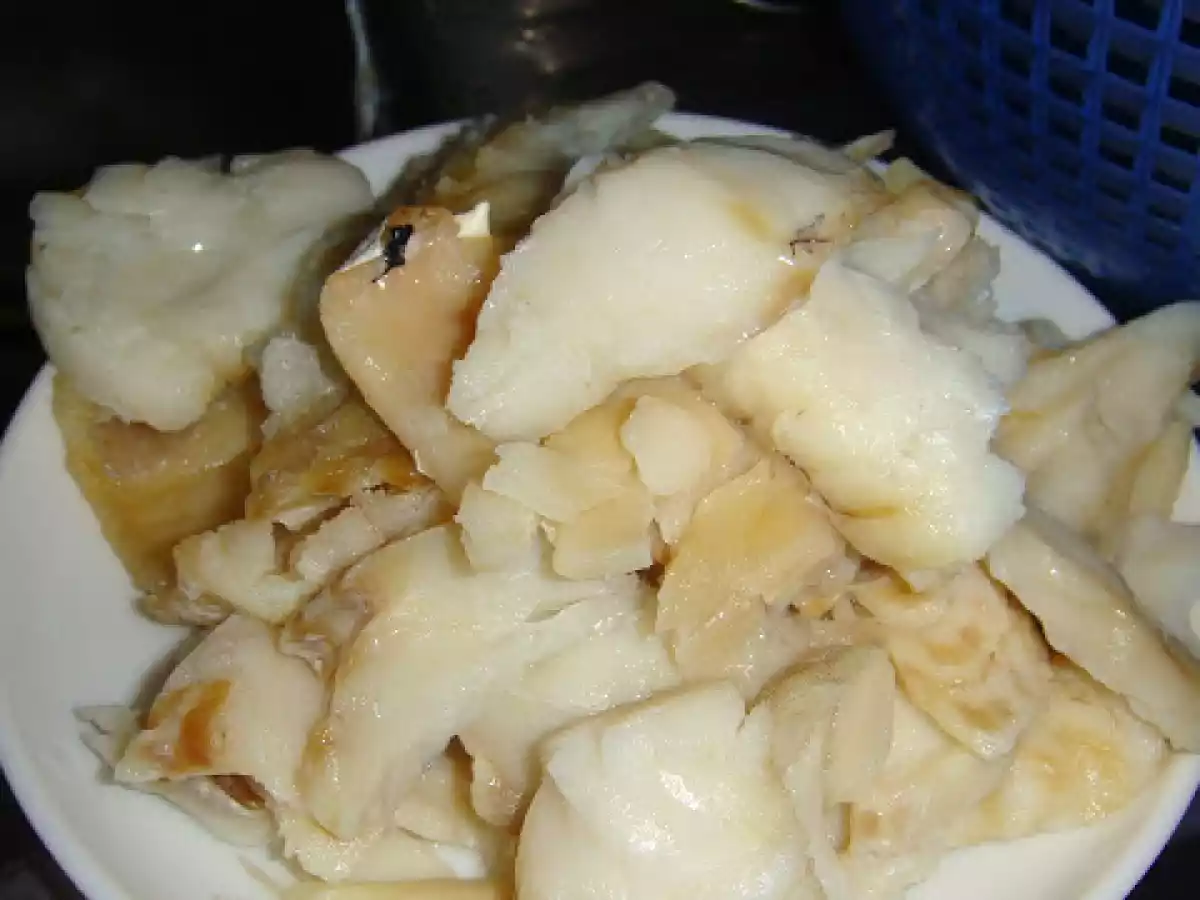 Bacalhau Gratinado com Batata Palha e Crocante de Broa de Milho Aromatizada - foto 2