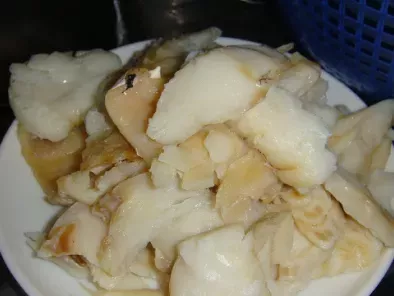 Bacalhau Gratinado com Batata Palha e Crocante de Broa de Milho Aromatizada - foto 2