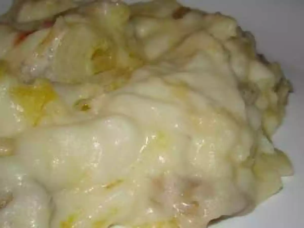 Bacalhau gratinado no forno com puré e bechamel