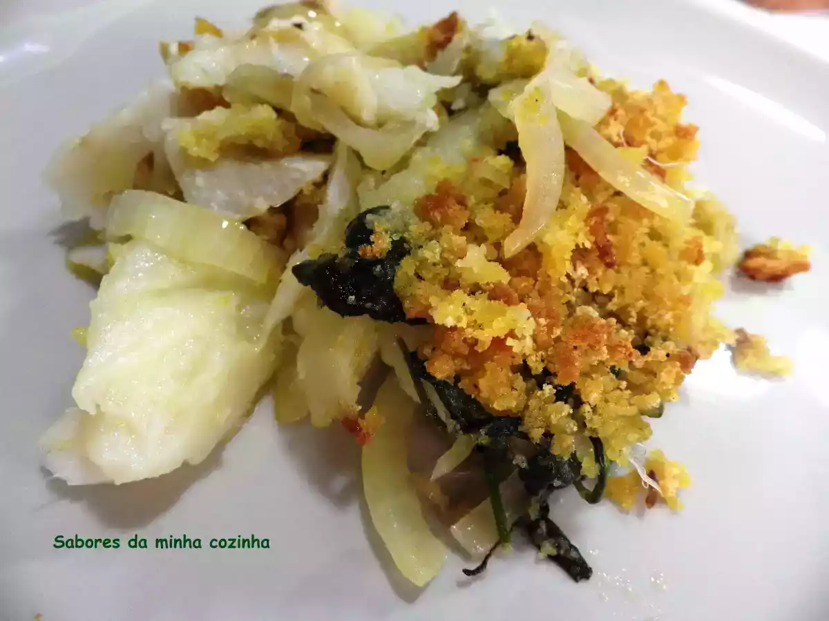 Bacalhau no forno com espinafres, courgette e broa