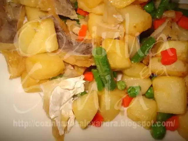 Bacalhau salteado em cama de batata e legumes...
