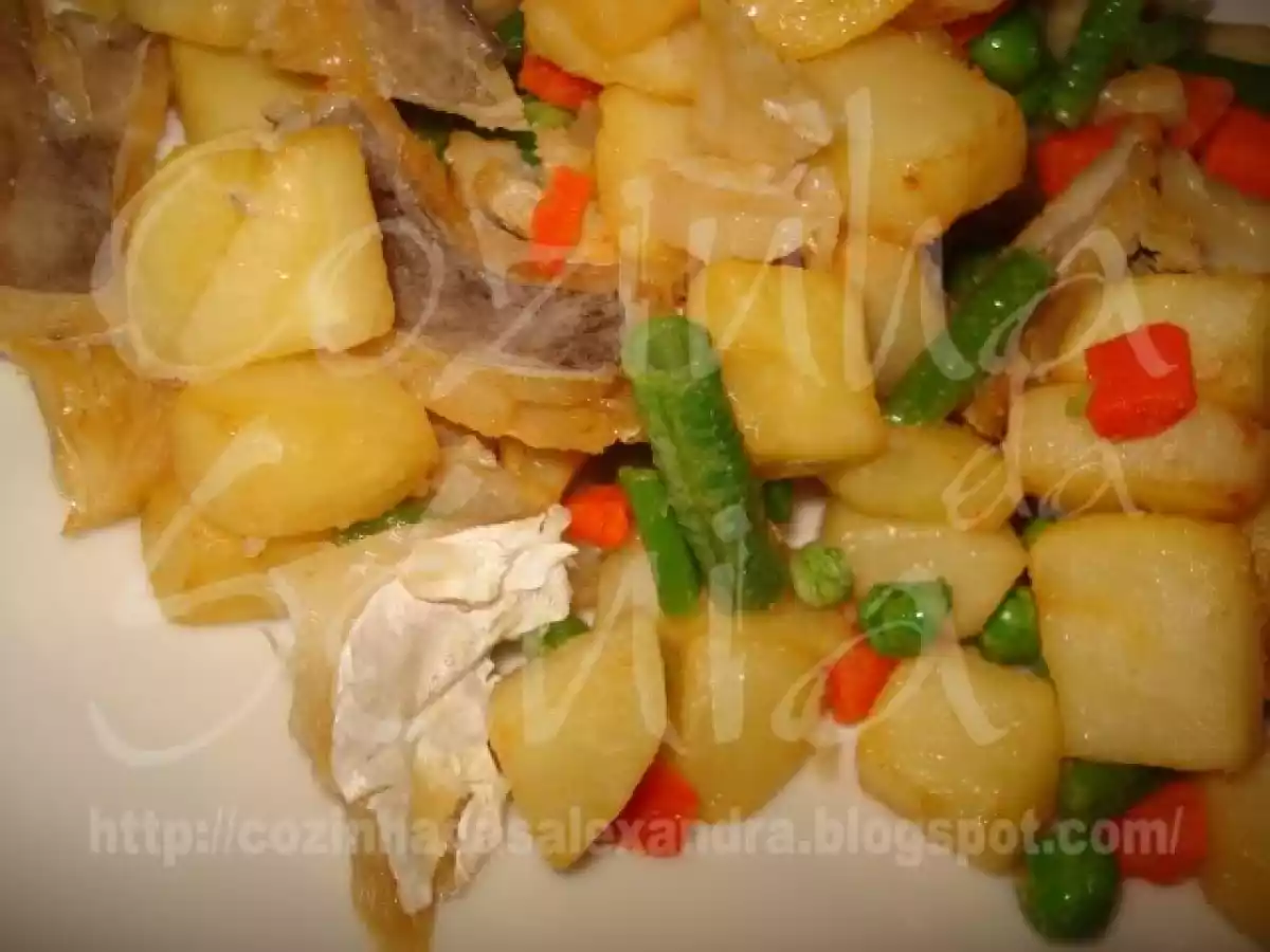 BACALHAU SALTEADO EM CAMA DE BATATA E LEGUMES...
