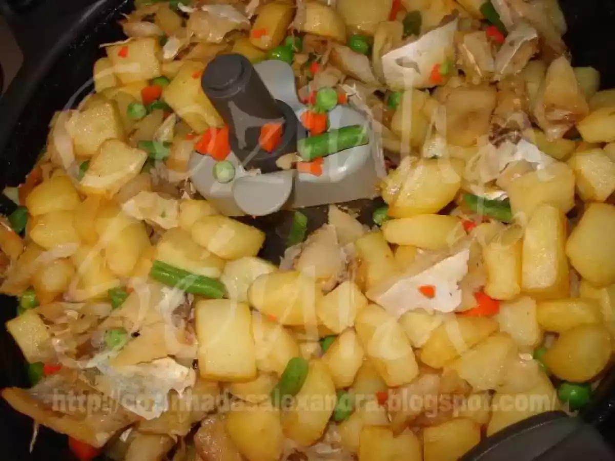 BACALHAU SALTEADO EM CAMA DE BATATA E LEGUMES... - foto 3