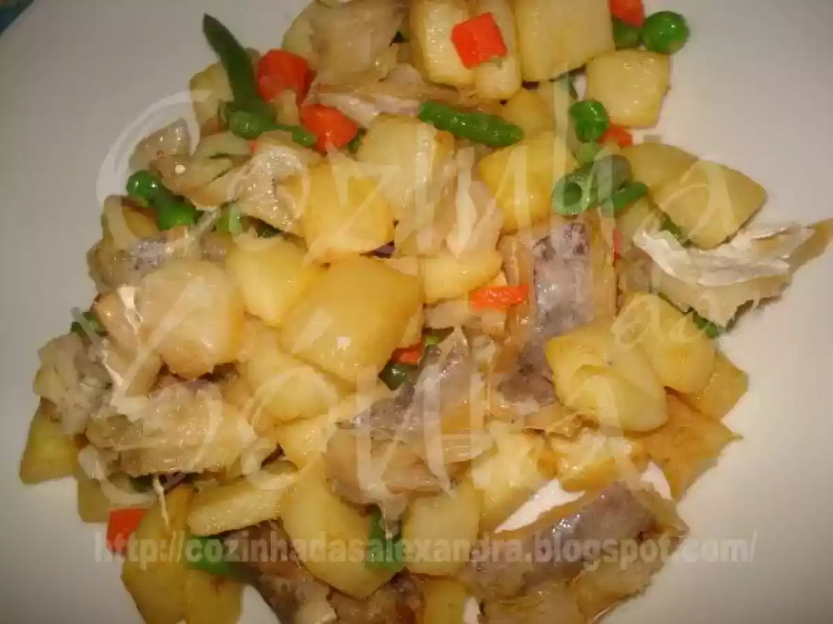 BACALHAU SALTEADO EM CAMA DE BATATA E LEGUMES... - foto 4