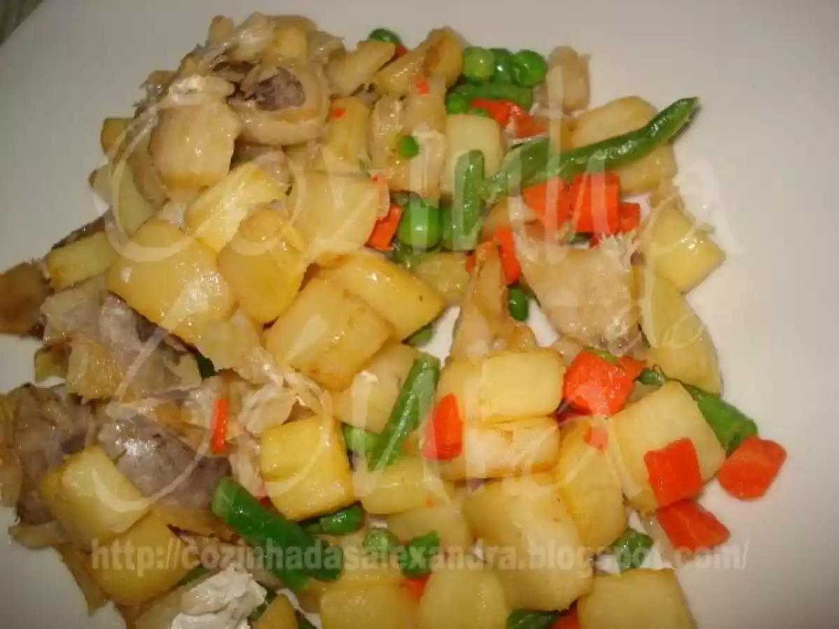 BACALHAU SALTEADO EM CAMA DE BATATA E LEGUMES... - foto 5