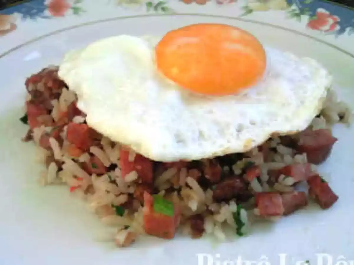 Baião de dois e ovo de galinha caipira