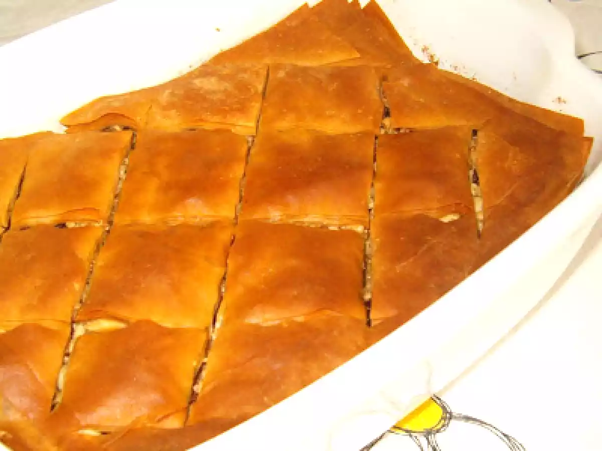 Baklava com calda de laranja e cardamomo e flores de lavanda