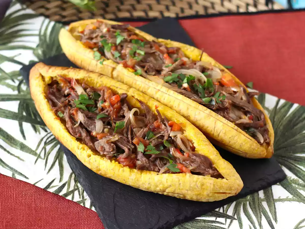 Banana da terra recheada com carne desfiada e queijo