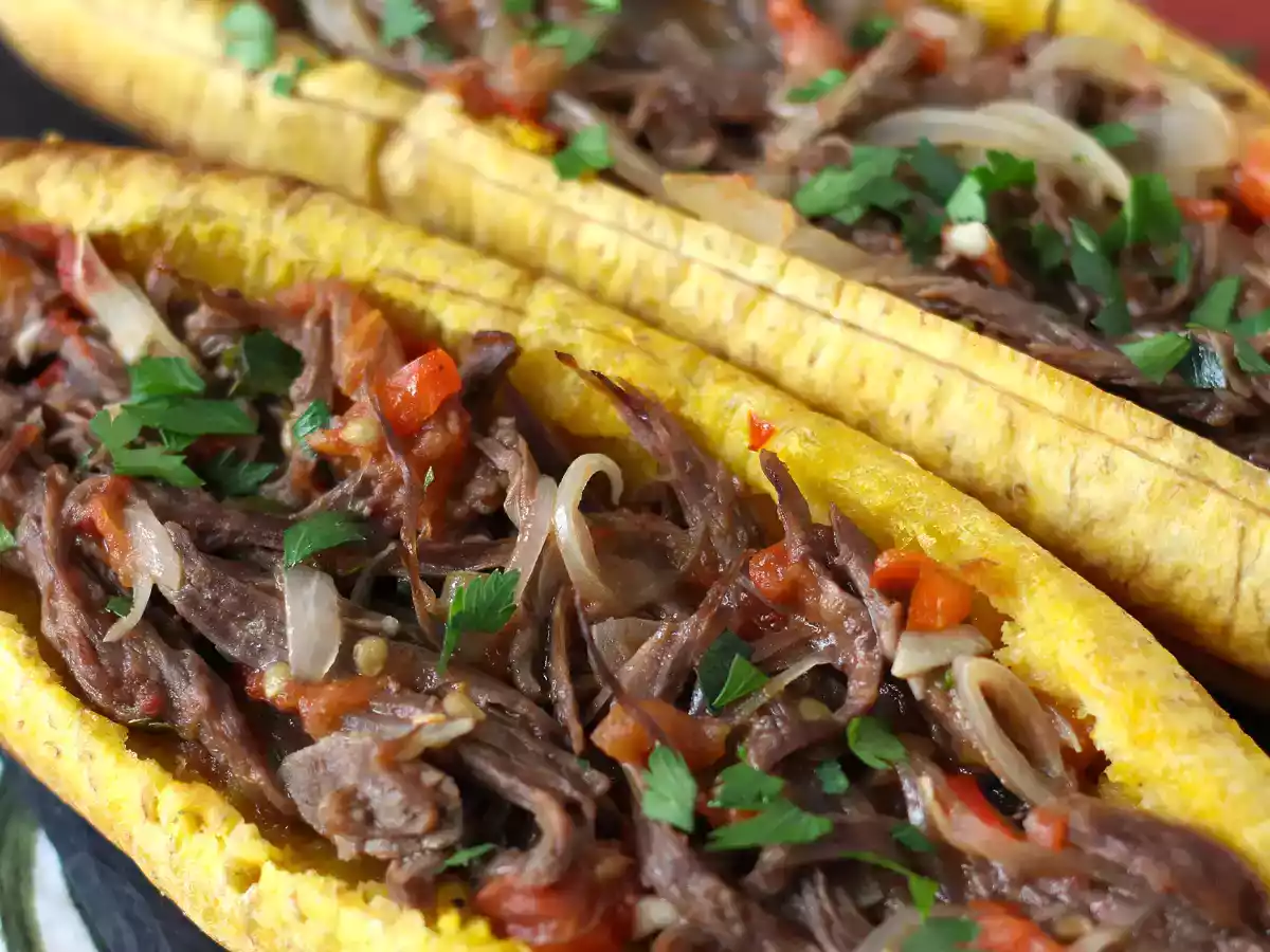 Banana da terra recheada com carne desfiada e queijo - foto 2